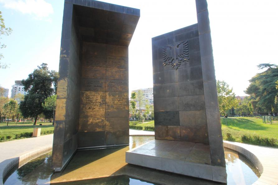 Monument Tirana