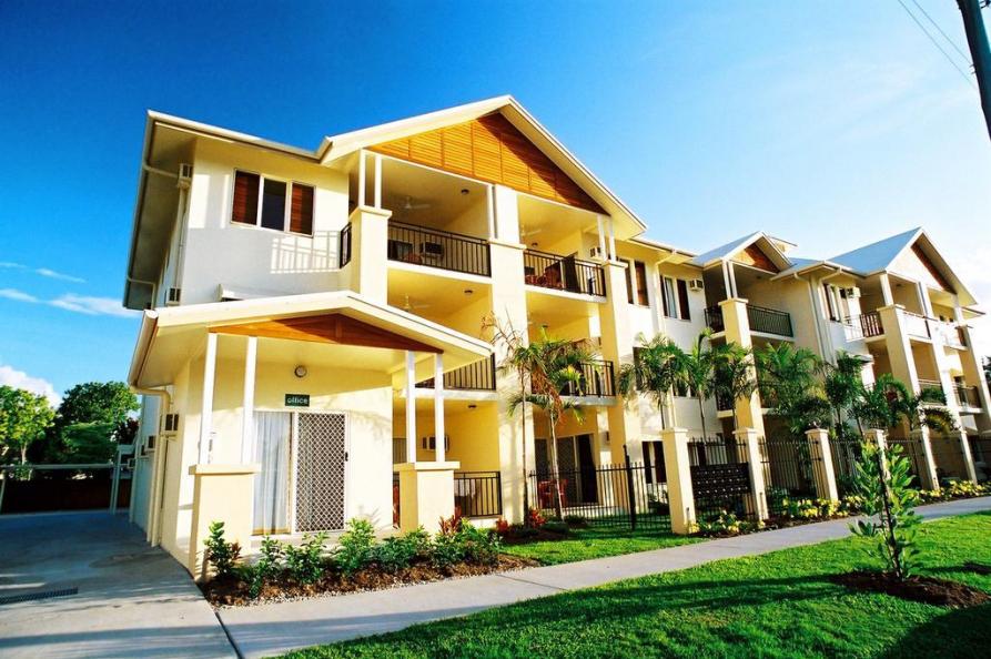 Bay Village Tropical Retreat 