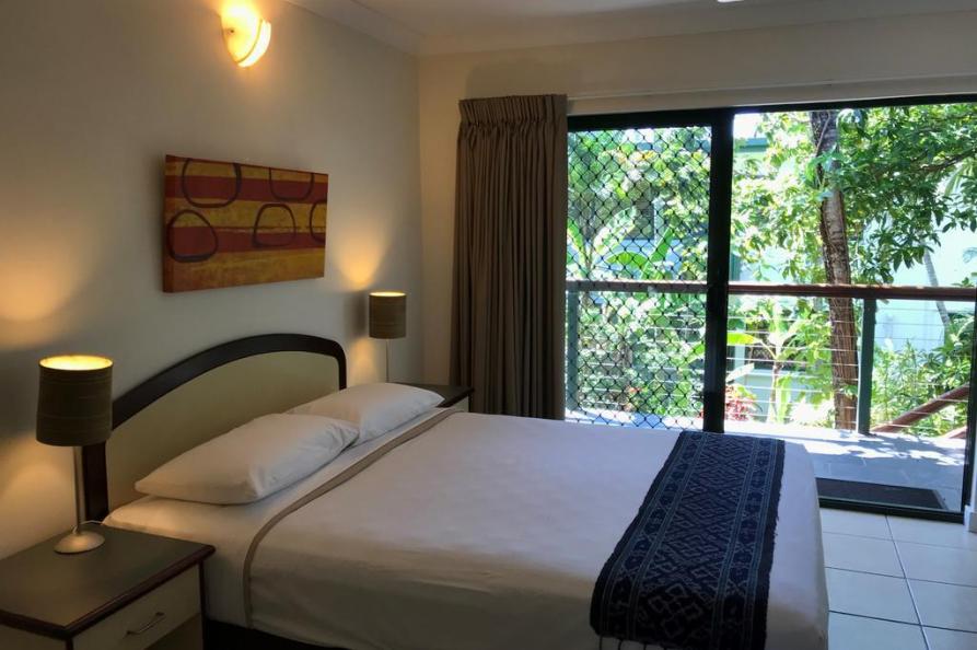 Bay Village Tropical Retreat 
