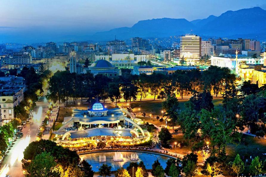 Uitzicht vanuit Sky restaurant Tirana